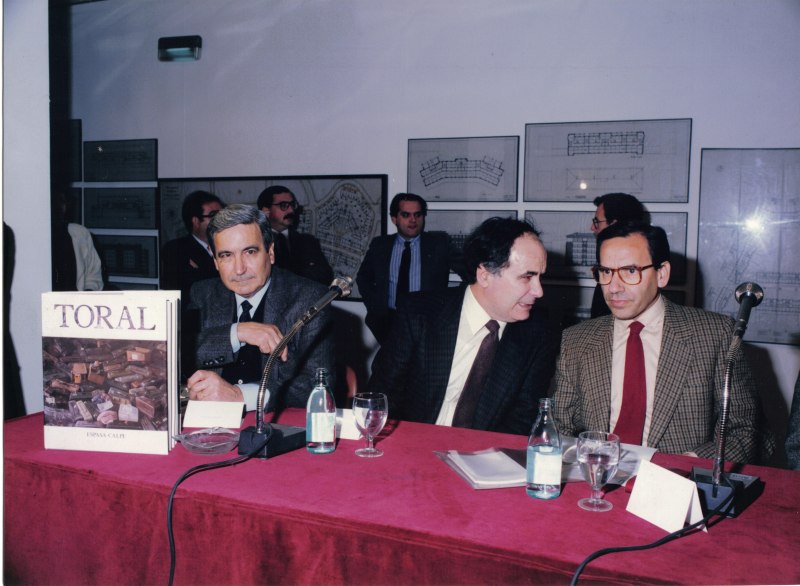 1987 - Con Alfonso Guerra en la presentación de su libro Toral